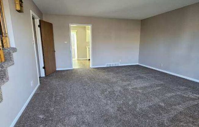 2 beds, 2 baths, $1,100, Unit 4020 Gannett Street #6