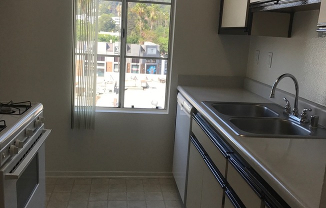 2 beds, 2 baths, 1,000 sqft, $2,950, Unit 420