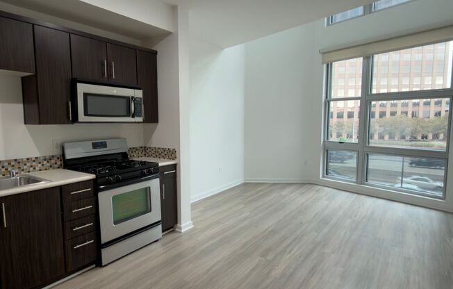 1 bed, 1.5 baths, 889 sqft, $2,710, Unit 461
