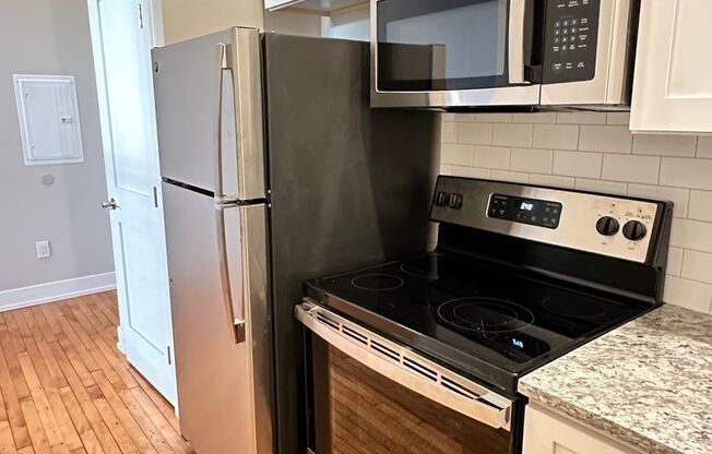 Studio, 1 bath, 411 sqft, $1,095, Unit #28