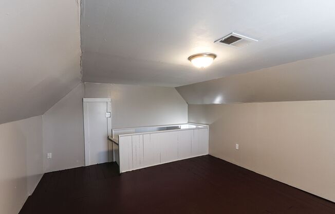 2 beds, 1 bath, $695, Unit B