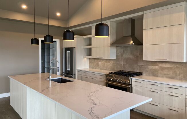 Newer, Modern Construction Home in Tetherow