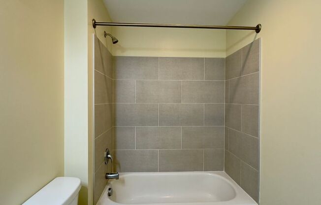 2 beds, 1 bath, 913 sqft, $1,299, Unit 411 Unit 204