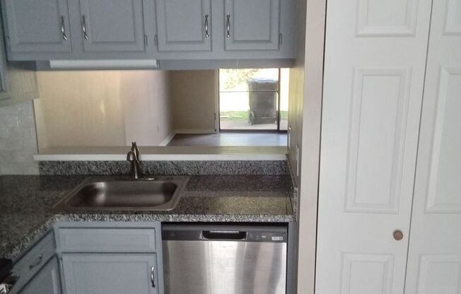 SIGN A LEASE BY 7/18 & GET $100 OFF RENTAL RATE: Super Cute END UNIT townhome located close to Short Pump