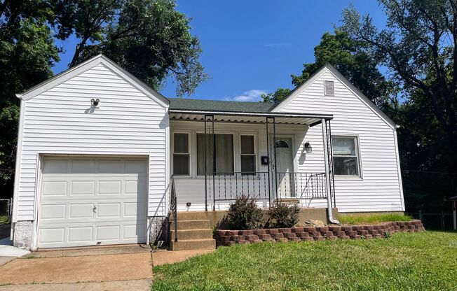 Charming 2 bedroom home, garage parking!