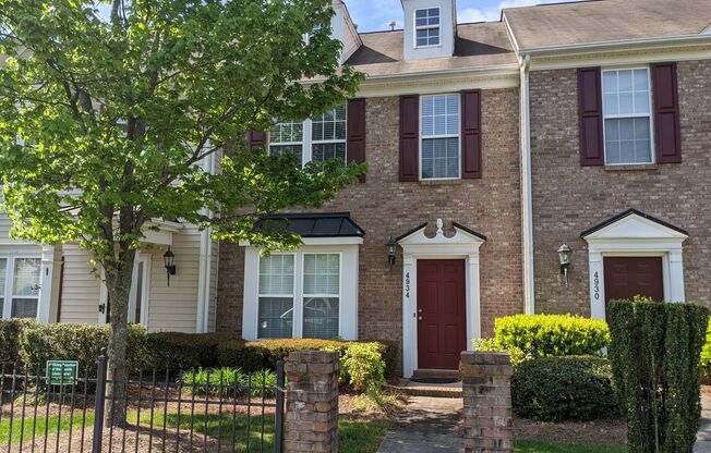 Townhome w/ Easy Access to I485/Shopping/Restaurants