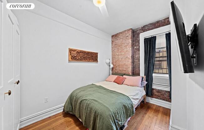 305 8 AVE