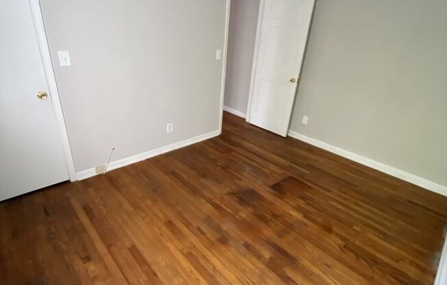 2 beds, 1 bath, $1,075, Unit 3B