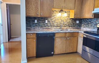 2 beds, 1 bath, $1,100, Unit Unit C2