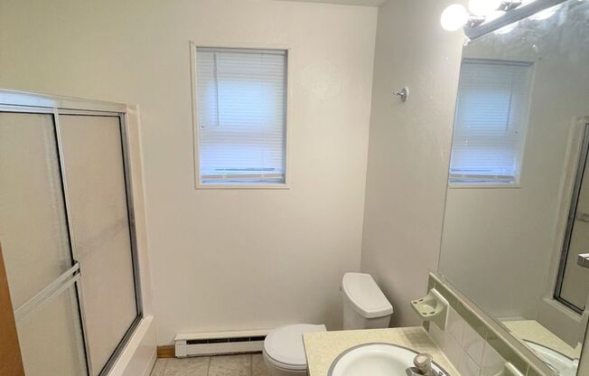 2 beds, 1 bath, 903 sqft, $1,340, Unit J-10