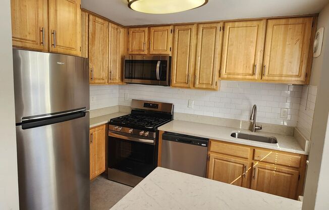 2 beds, 1 bath, 897 sqft, $2,335, Unit G-20