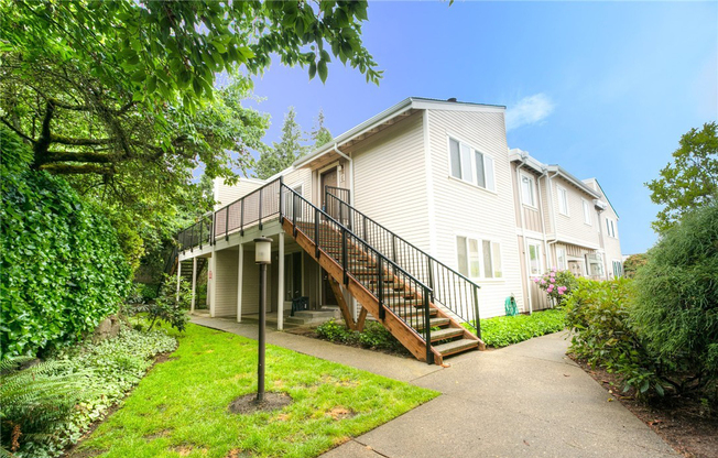 REMODELED, TOP FLOOR KIRKLAND 2 BED CONDO AVAILABLE JULY 2022