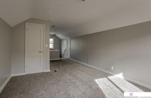 Beautiful 3 bedroom, just a couple blocks from UNMC. Updated house with garage! Pet friendly!