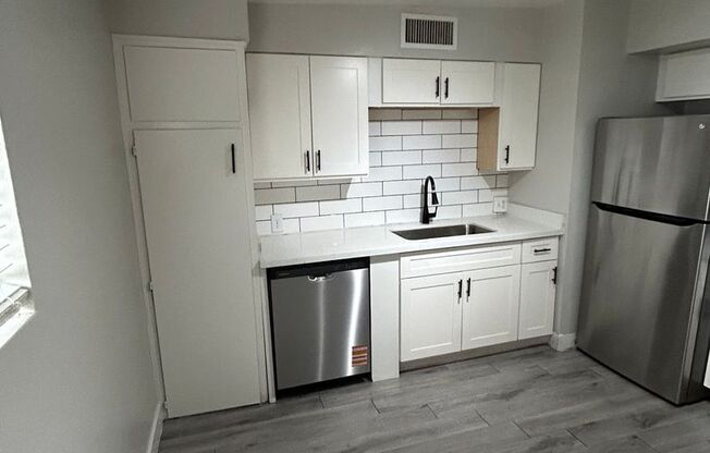 2 beds, 1 bath, 810 sqft, $1,195, Unit 17