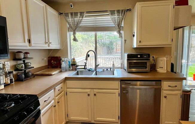 Pet Friendly Home Close to Everything
