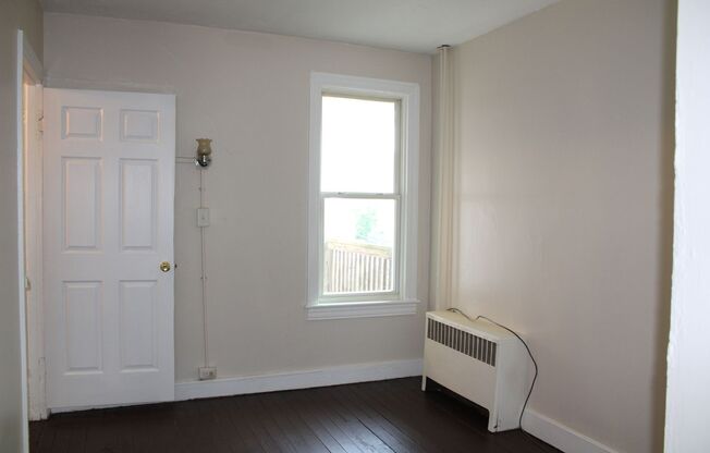 2 beds, 1 bath, $1,195, Unit 2nd Fl