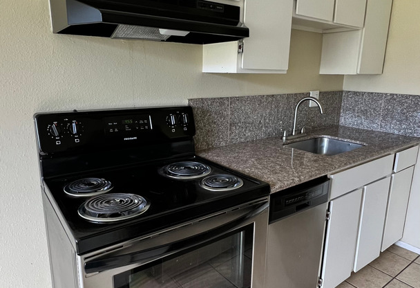 1 bed, 1 bath, 700 sqft, $1,595, Unit 124