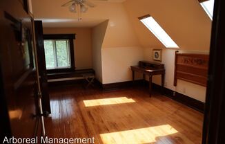 121 11th AVE E