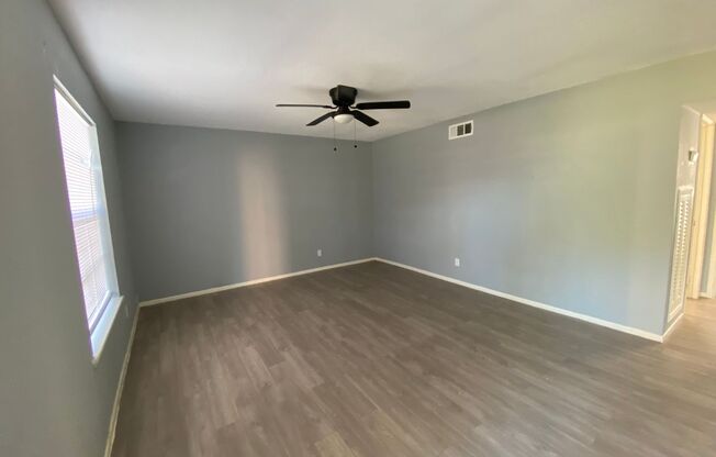 2 beds, 1 bath, 800 sqft, $785, Unit 32