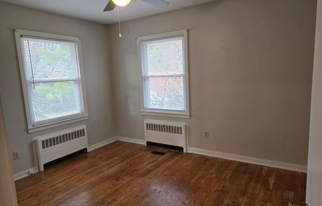 2 beds, 1 bath, $1,295