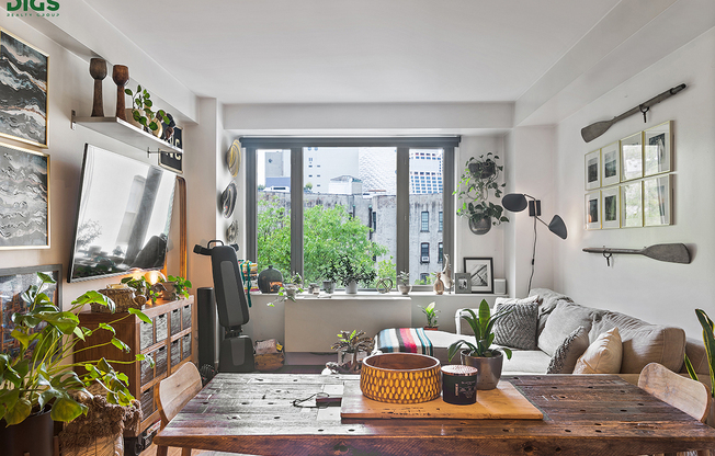 305 W 16 ST
