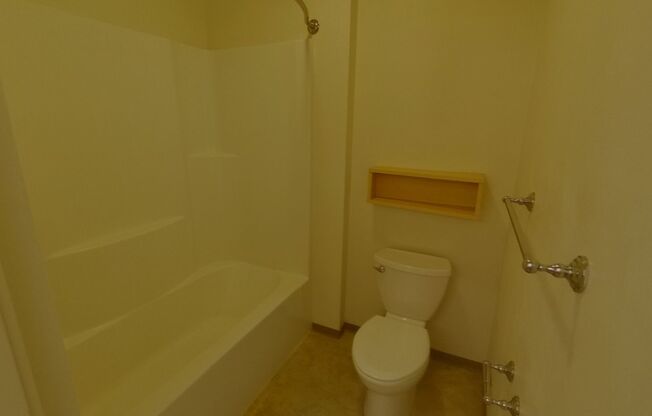 3 beds, 2 baths, 1,239 sqft, $2,625, Unit 25