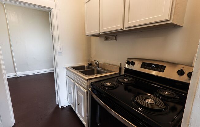 2 beds, 1 bath, $695, Unit B