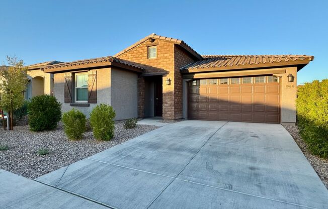 Beautiful Single Level Home Near Verrado!