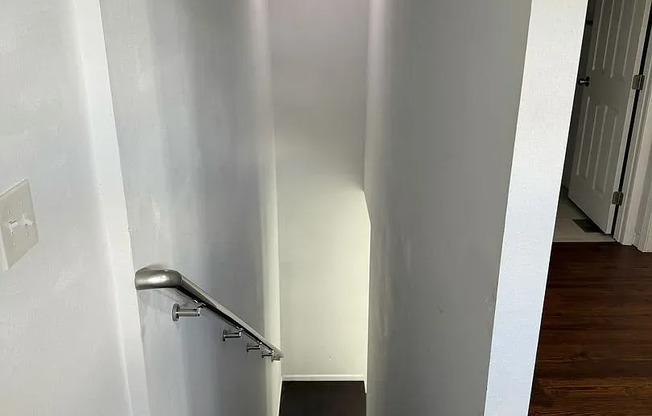 Large Yet Cozy Townhouse With Garage!