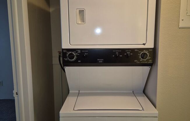 2 beds, 1 bath, 792 sqft, $1,000, Unit #22
