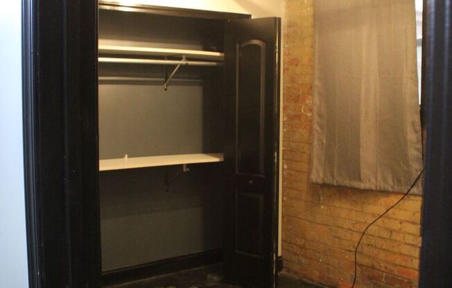 2 BEDROOM LOCATED IN THE HEART OF THE ART DISTRICT!