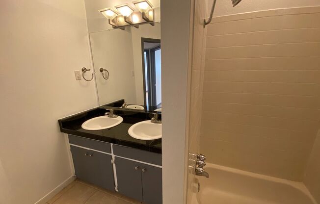 AVAILABLE:  2 BR-1 BA Hyde Park Condo / Laminate Wood Floors / Close to UT and Downtown