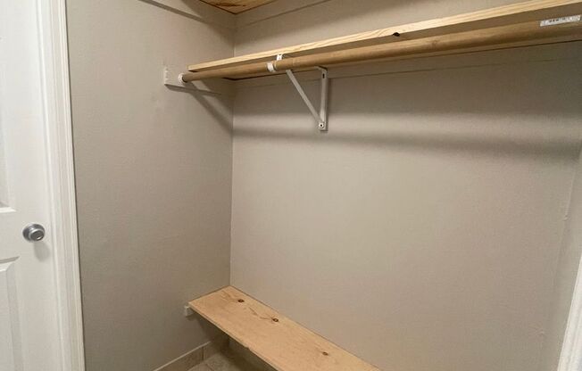 2 beds, 1 bath, 945 sqft, $1,575, Unit 033