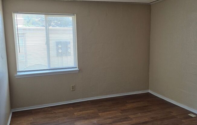 2 beds, 1 bath, 792 sqft, $1,000, Unit #3