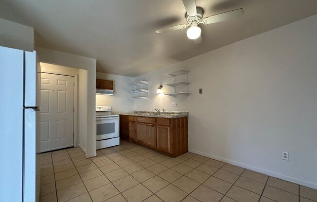 2 beds, 1 bath, $895, Unit 8