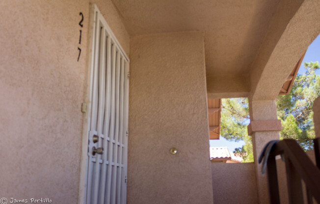 Summerlin area upper condo/vaulted ceilings/light and bright