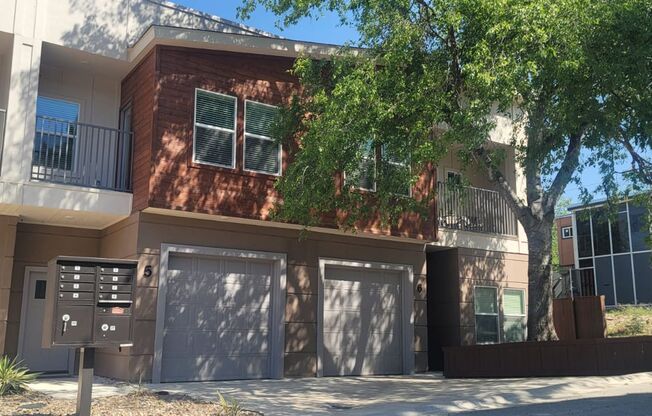 Beautiful NEW Condo/Home 3 Bedrooms/2.5 Bathrooms near Ft Sam Houston and Alamo Heights