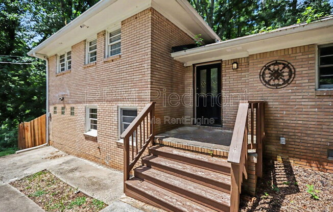 1903 WINTHROP DR SE