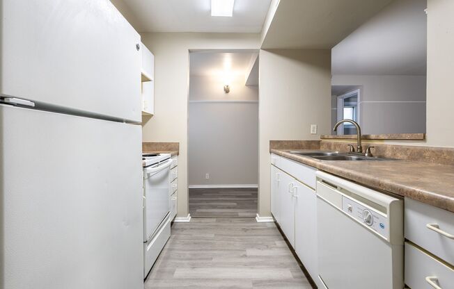 2 beds, 1 bath, 825 sqft, $959, Unit 3819 Jones St #101