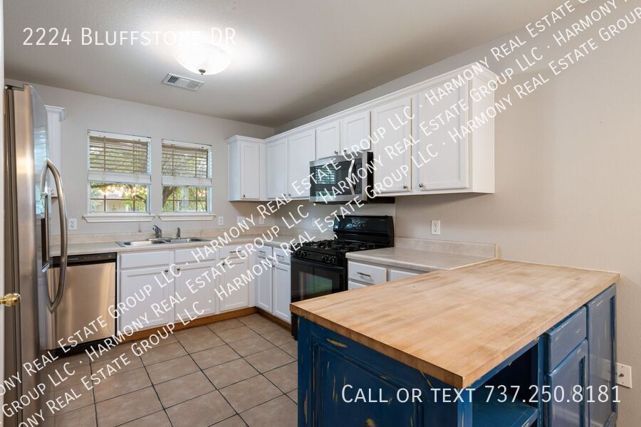 2224 Bluffstone DR