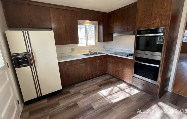 911 HOLLAND PARK BLVD
