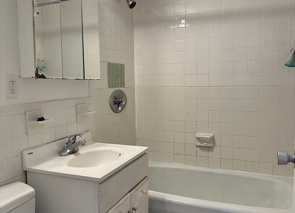 2 beds, 1 bath, 940 sqft, $2,400, Unit 8C