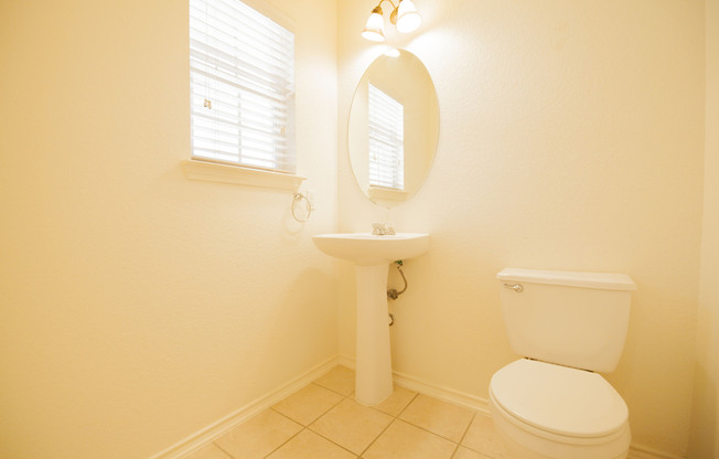 GREAT LOCATION***CONVENIENTLY LOCATED TO THE MEDICAL CENTER AREA, UTSA, & SHOPPING*ISLAND KITCHEN