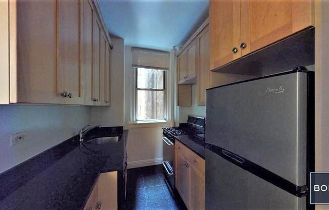 25 E 10th St