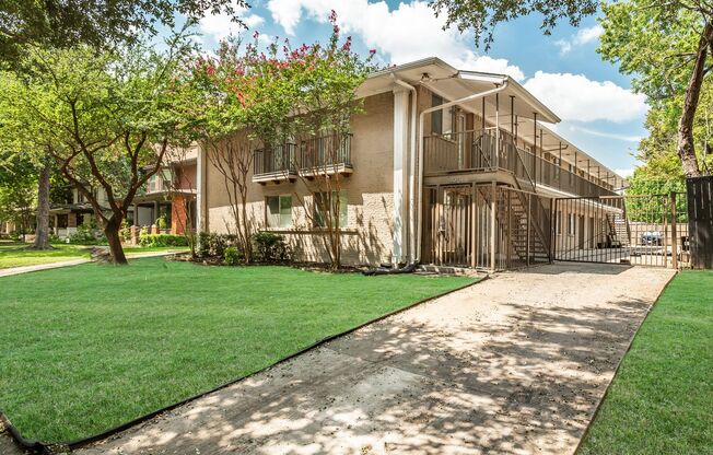 2 Bedroom, 2 Bath Apartment in Munger Place!