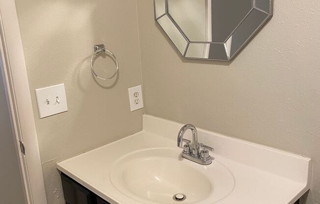 2 beds, 1 bath, 728 sqft, $750, Unit D4