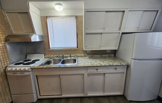 1 bed, 1 bath, $649, Unit B