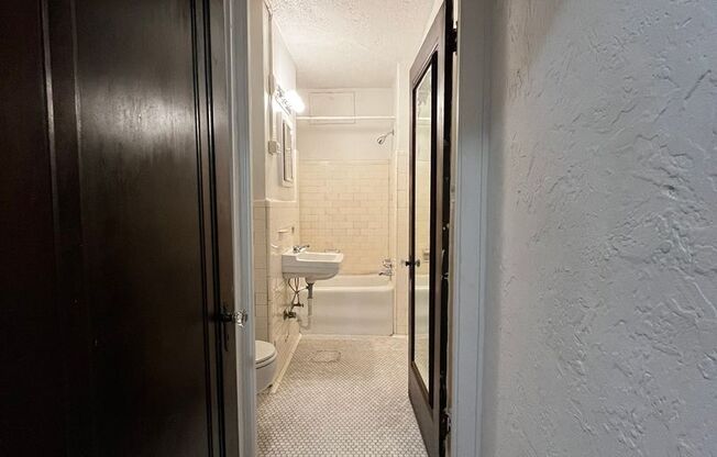 Studio, 1 bath, 467 sqft, $1,250, Unit King Edward Annex  23