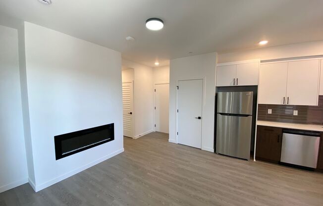 1 bed, 1 bath, 575 sqft, $1,350, Unit 10