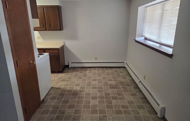 2 beds, 1 bath, 832 sqft, $850, Unit 6812 W 46th - Unit 02